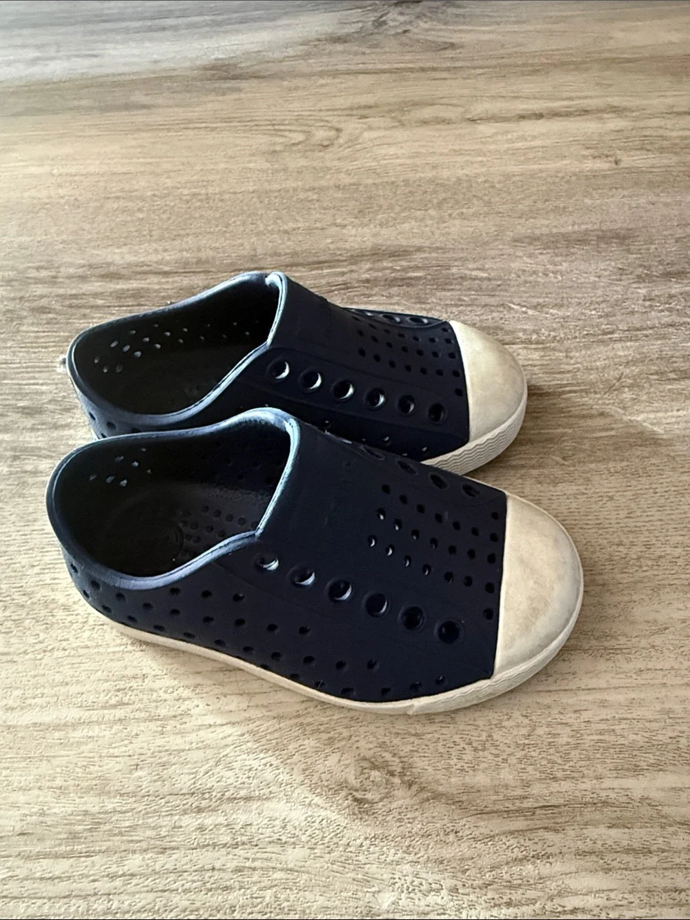 Native Kids Water Shoes Slip-On in Navy and Cream Toe C5